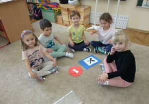 Dzieci układają znakowe puzzle.
